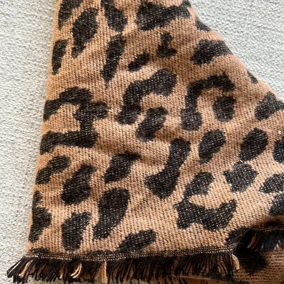Leopard Scarf - Picture 4 of 4
